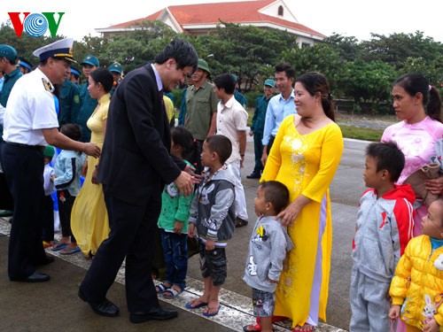 Vicedirector general de la Voz de Vietnam visita distrito insular de Truong Sa - ảnh 1
